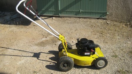 Châssis ancienne tondeuse Mountfield avec moteur Briggs&stratton 550-V80